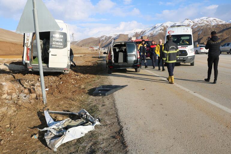 Taziyeye gidenlerin minibüsü ile kamyon çarpıştı: 2si çocuk 10 yaralı