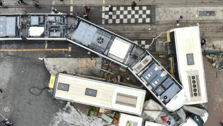 Eyüpsultanda tramvay ile otobüs çarpıştı: 33 yaralı