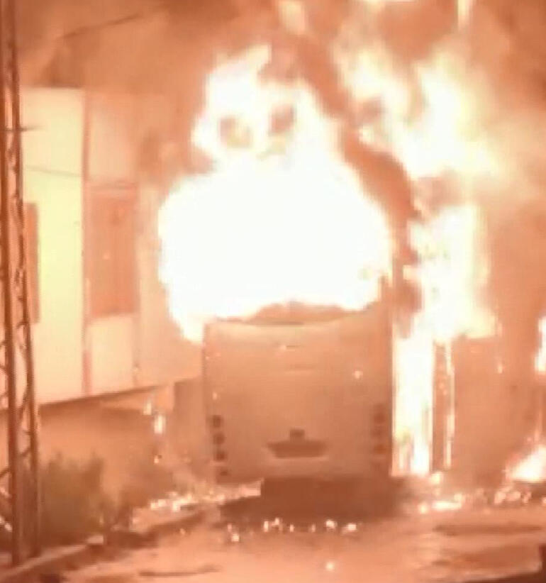 Arnavutköyde park halindeki otobüs alev alev yandı