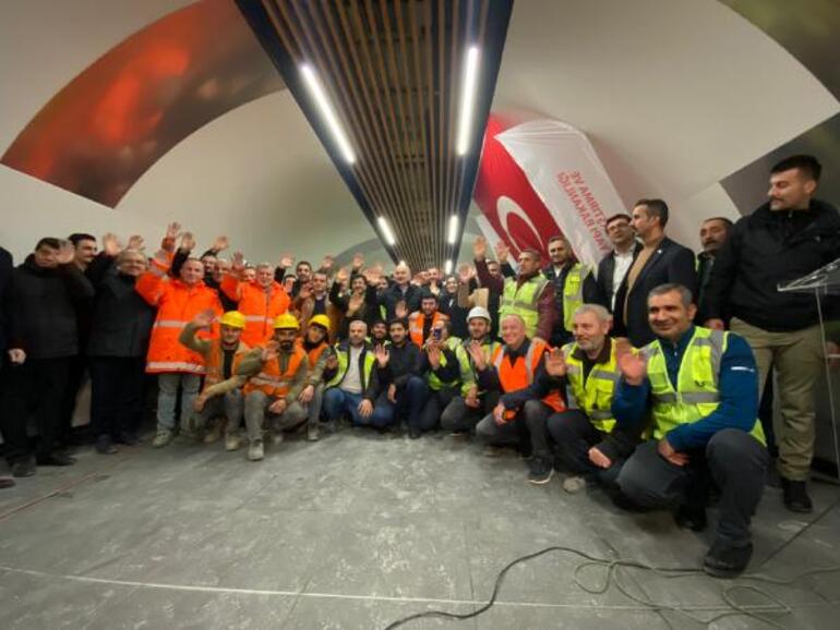 Bakan Karaismailoğlu yeni yılı Başakşehir-Kayaşehir metro hattı çalışanlarıyla karşıladı
