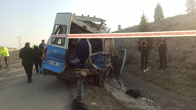 Ankarada iki servis minibüsü çarpıştı: 25 yaralı