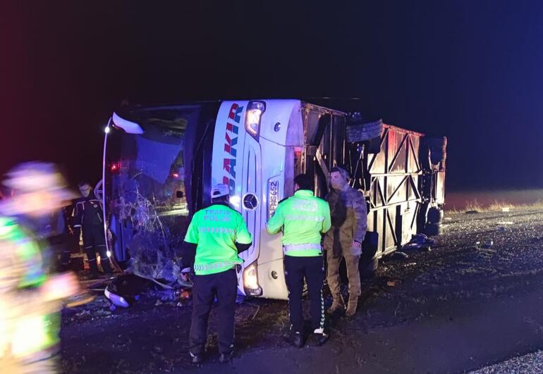 Diyarbakırda yolcu otobüsü devrildi: 5 ölü, 22 yaralı