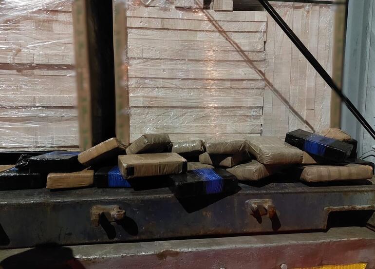 İzmirde, Ekvadordan gelen gemide 25,8 kilo kokain ele geçirildi