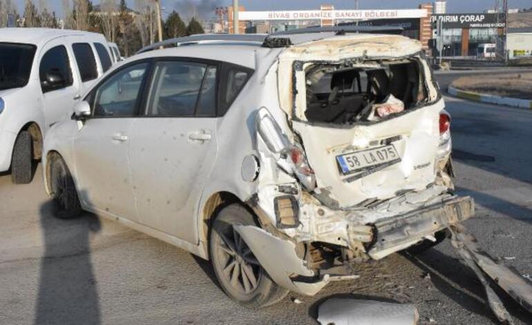 Sivasta işçi servisi ile otomobil çarpıştı: 4 yaralı