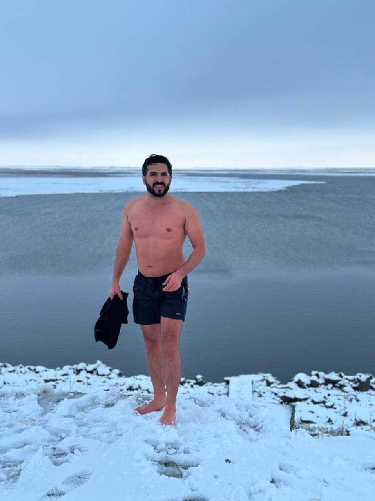 Boğazları yüzerek geçen sporcu, karlı havada Devegeçidi Barajı’na girdi