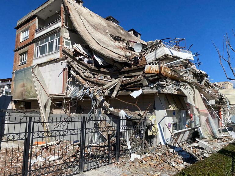 Deprem felaketinde 2nci gün; enkaz başlarında umutlu bekleyiş