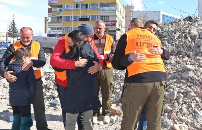 Depremzede Esmadan, AFAD gönüllüsüne ağlatan istek: Beni çıkartmaya ayağım engel oluyorsa kesebilirsiniz
