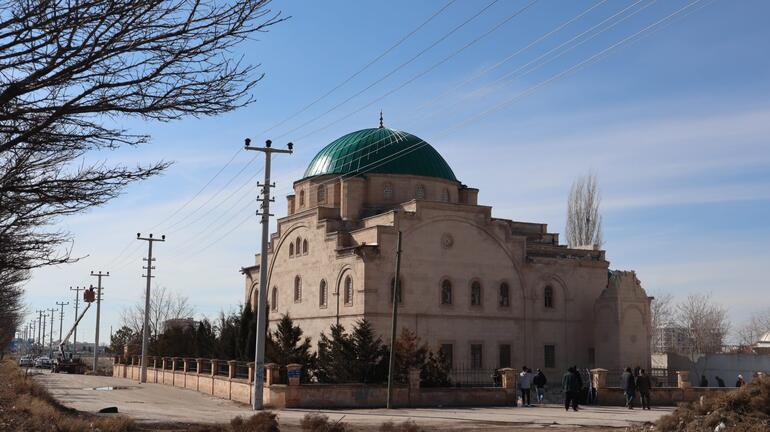 Aksaray’da, depremde hasar gören caminin minareleri kontrollü olarak yıkıldı