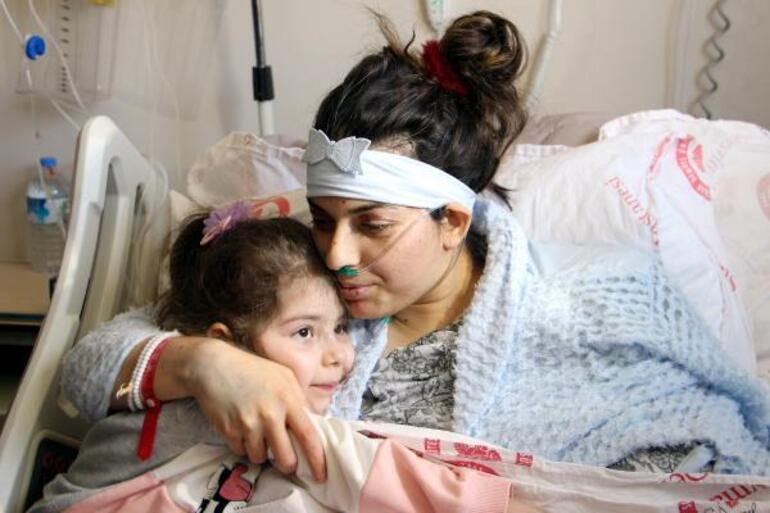 Babası ve 2 kızını kaybeden depremzede anne ile hayatta kalan tek kızı hastanede buluştu