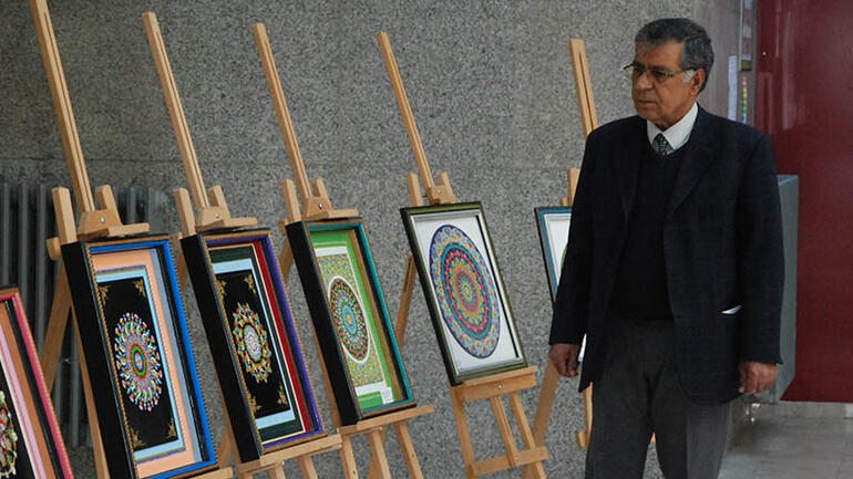 Emekli okul müdürü, tablolarını depremzedeler için bağışladı