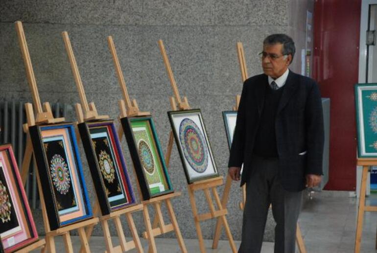 Emekli okul müdürü, tablolarını depremzedeler için bağışladı