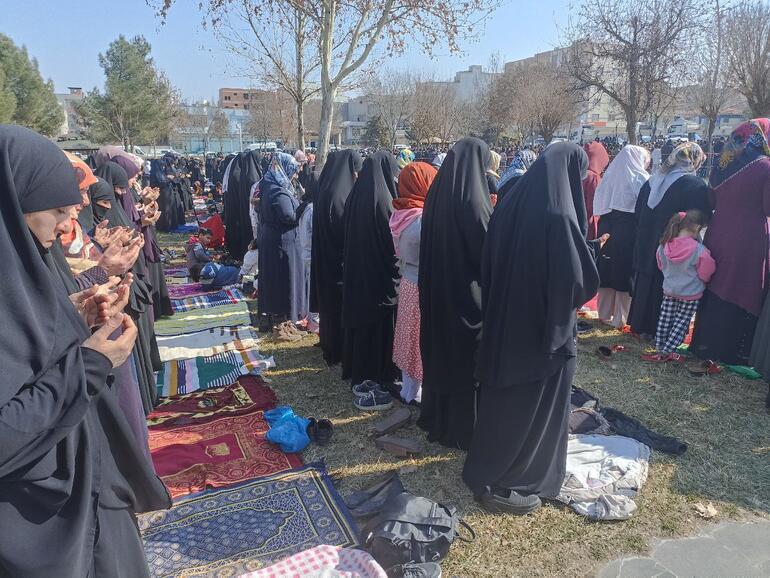 Diyarbakır, Batman ve Mardin’de depremde hayatını kaybedenler için gıyabi cenaze namazı