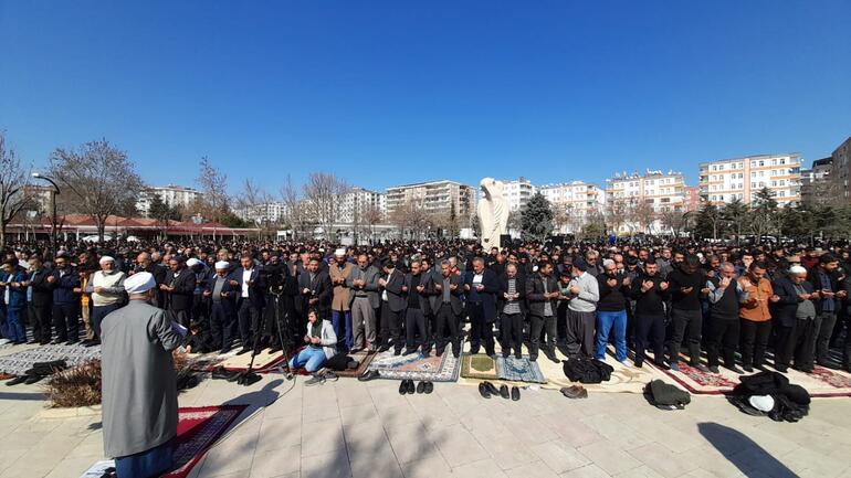 Diyarbakır, Batman ve Mardin’de depremde hayatını kaybedenler için gıyabi cenaze namazı