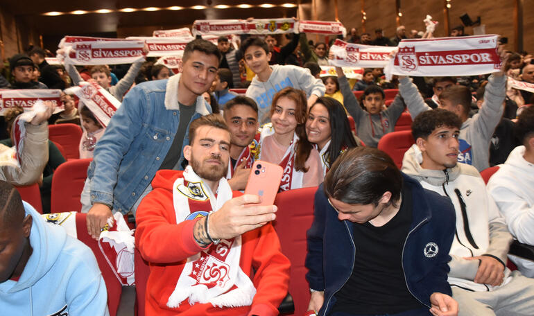 Sivassporlu futbolculardan depremzedelere moral ziyareti