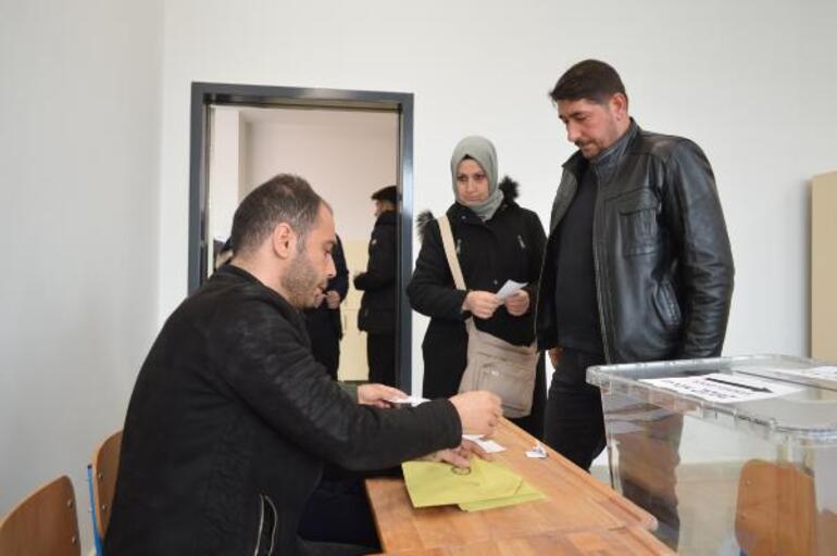 Elazığ’daki depremin ardından kurulan mahallede muhtarlık seçimi