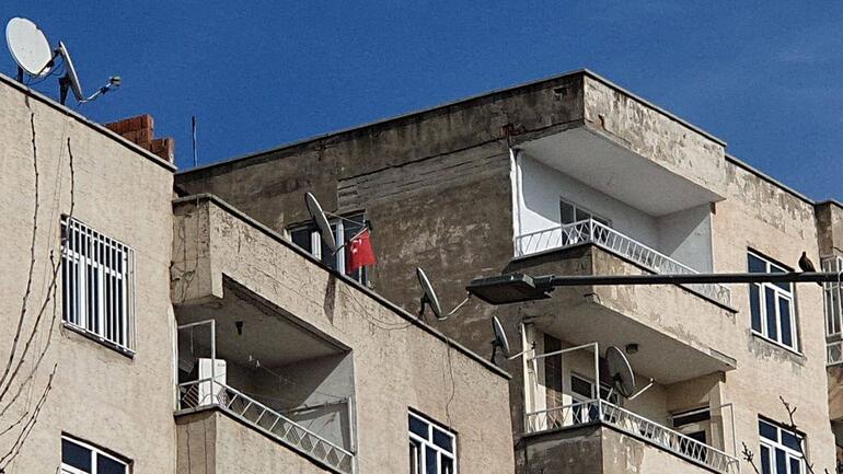 ‘Devlete emanet’ deyip çatıya Türk bayrağı asarak hasarlı binadan çıkmışlar