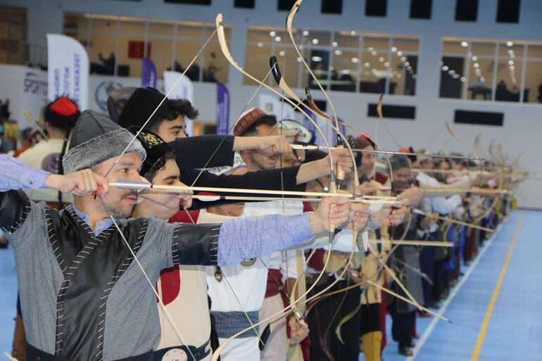 Geleneksel Türk Okçuluk Salon Türkiye Şampiyonasında sıralama atışları yapıldı