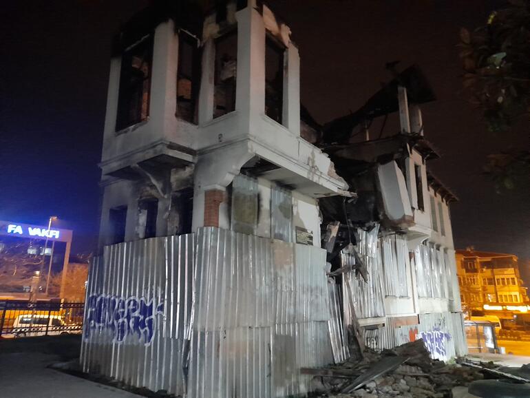 Fatihte 3 katlı tarihi bina kısmen çöktü