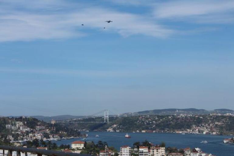 Türk Hava Kuvvetleri uçaklarından İstanbul Boğazında selamlama uçuşu