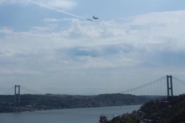 Türk Hava Kuvvetleri uçaklarından İstanbul Boğazında selamlama uçuşu