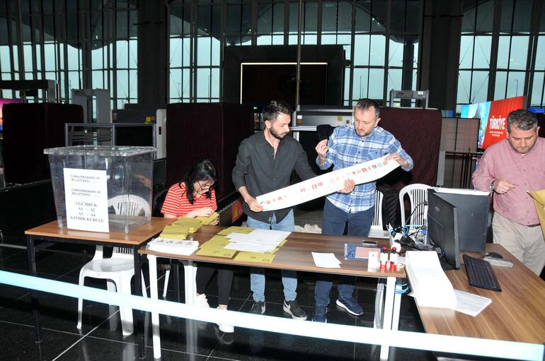 İstanbul Havalimanında oy verme işlemi başladı