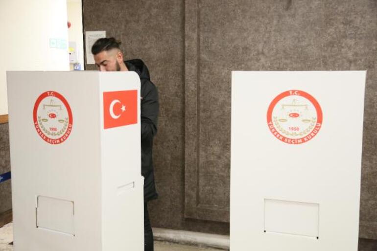 Antalya Havalimanında ilk oylar kullanıldı