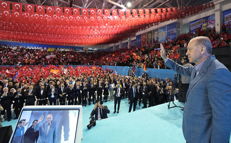 Cumhurbaşkanı Erdoğan: Milletimiz iktidara giden yolu Kandilde arayanlara kırmızı kart gösterdi