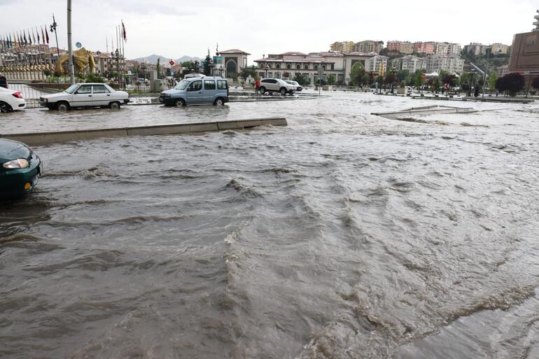 Ankarada sağanak; yollar göle döndü, ev ve iş yerlerini su bastı
