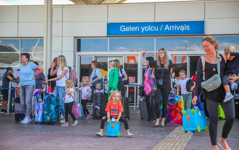 Antalyaya 5 ayda havayoluyla 3,4 milyon turist geldi