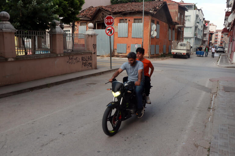 Edirnede kimliğini evde unutan öğrenciyi motosikletiyle LGSye yetiştirdi
