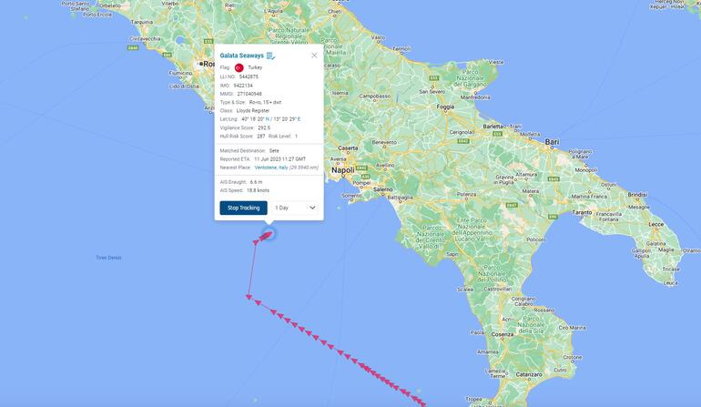 Türkiyeden hareket eden, içerisinde 15 kaçağın tespit edildiği gemiye müdahale edildi