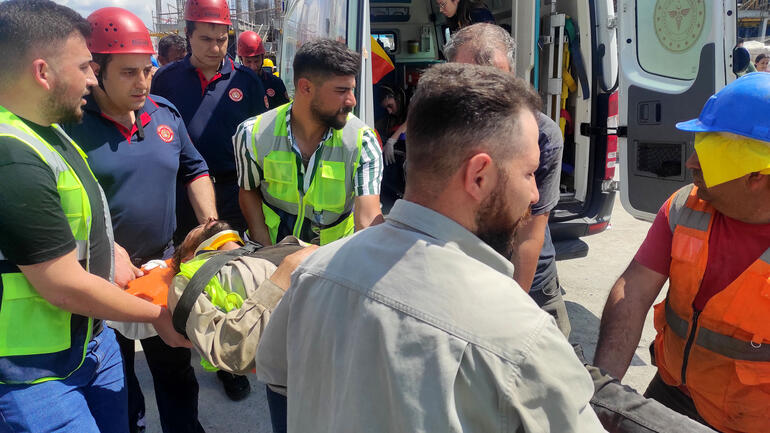 Beyoğlunda vincin çarptığı işçi ağır yaralandı