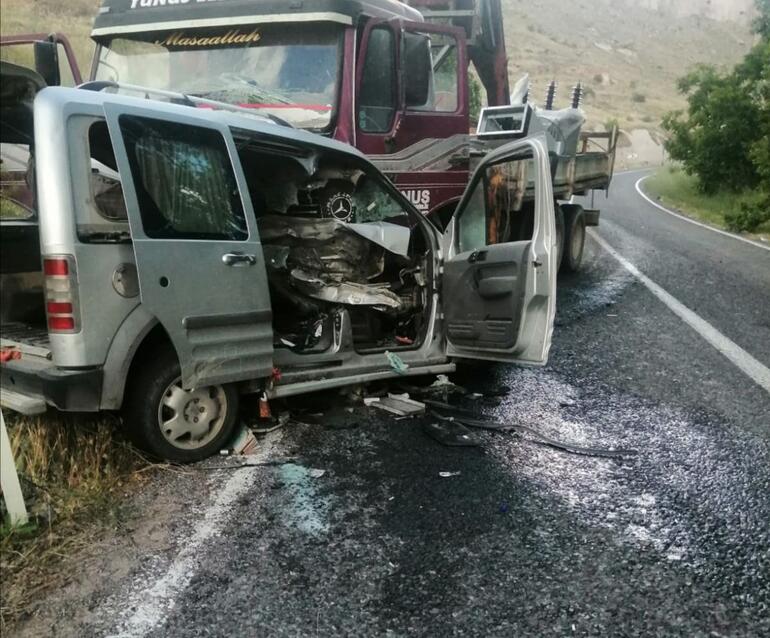 Kayseride vinçli kamyon ile hafif ticari araç çarpıştı: 1 ölü, 1 yaralı