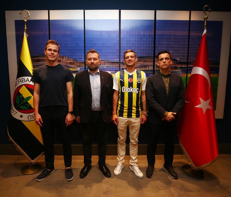 Fenerbahçe, Sebastian Szymanski ile 4 yıllık sözleşme imzaladı