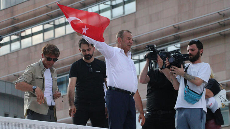 Tanju Özcan, CHP önüne koltuk fırlattı; Kılıçdaroğlu al bu koltuğu git evinde otur, torunlarını sev