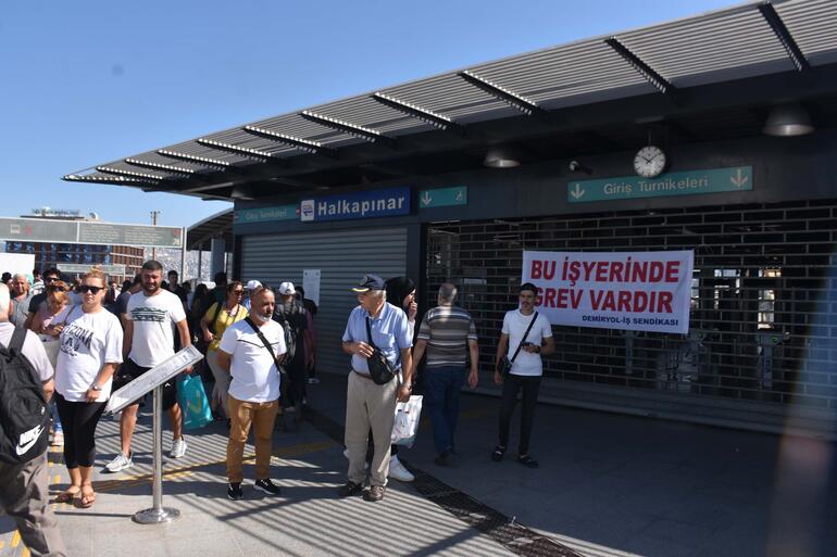 İzmirde grev nedeniyle metro ve tramvay seferleri yapılamadı