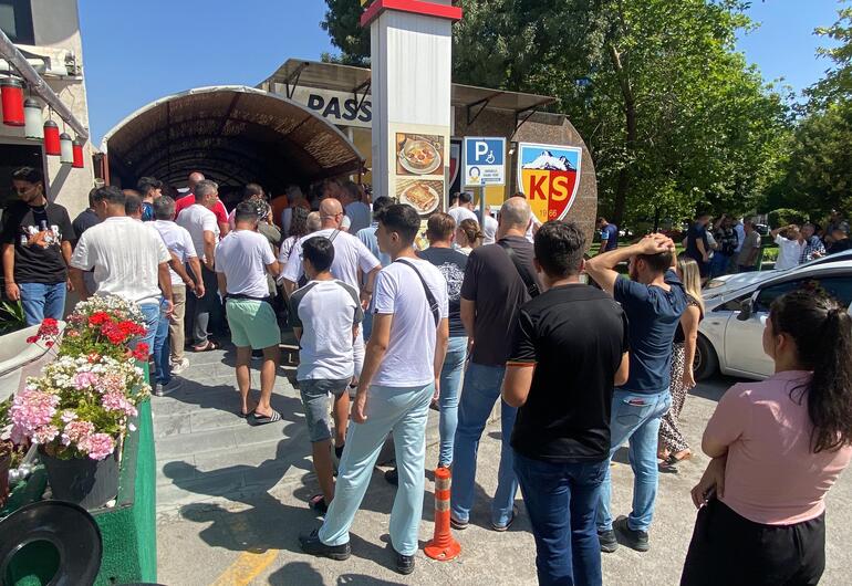 Kayserispor - Galatasaray maçının biletlerine yoğun ilgi