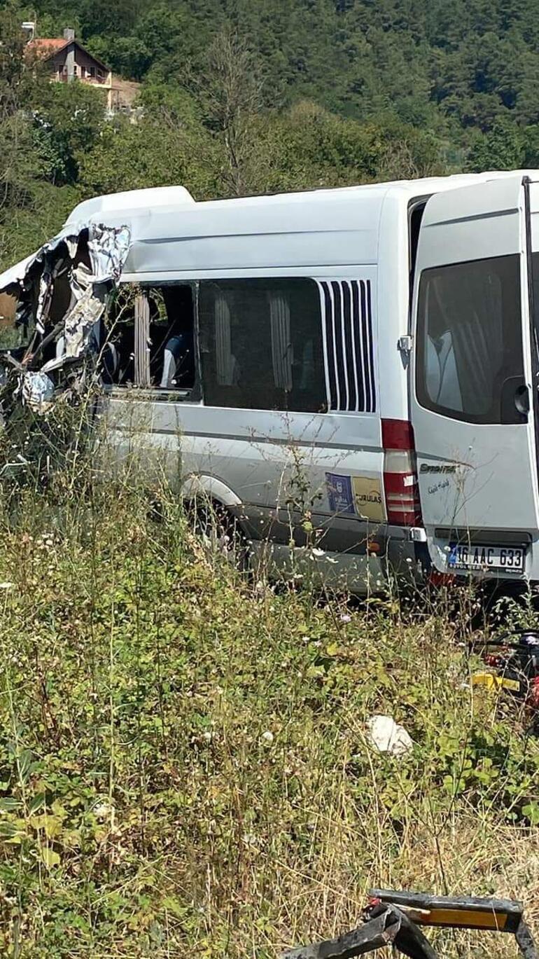 Bursada yolcu minibüsü ile kamyon çarpıştı: 1 ölü, 5 yaralı