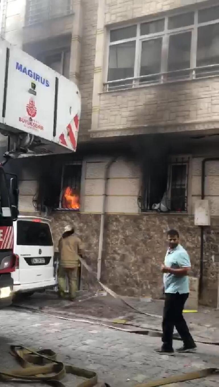 Esenyurtta bir adam eşi ve çocuklarının içinde bulunduğu daireyi yaktı