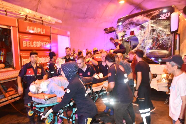 Zonguldakta yolcu otobüsü, kamyona çarptı; 4 yaralı