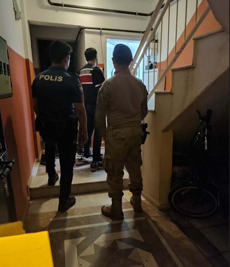 İzmirde FETÖnün gaybubet evlerine operasyon; 20 gözaltı