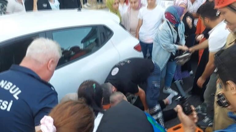 Sultanbeylide hafif ticari aracın çarptığı kadın savrularak park halindeki otomobilin altına sıkıştı
