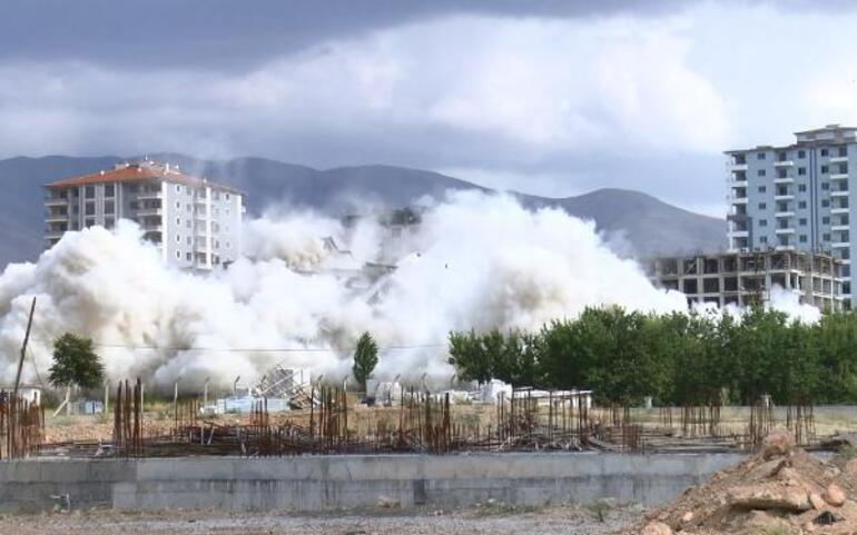 Malatyada ağır hasarlı 9 katlı 2 bina, dinamit kullanılarak yıkıldı