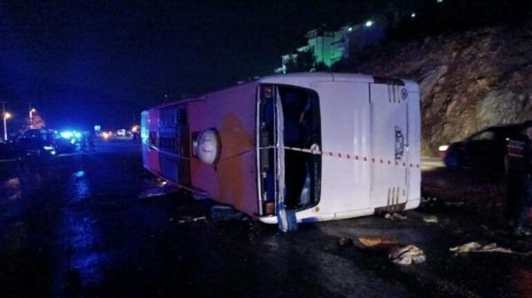 Yolcu otobüsünün çarptığı hafif ticari araç karşı şeride geçip minibüsle çarpıştı; 3 ölü, çok sayıda yaralı