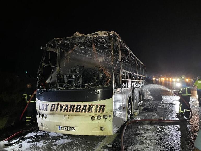 Osmaniyede seyir halindeki yolcu otobüsü alev alev yandı