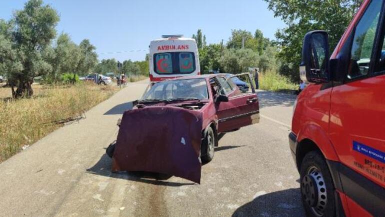 Bursada otomobiller kafa kafaya çarpıştı: 1i bebek 6 yaralı