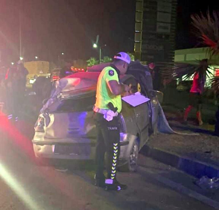 Otomobil, elektrik direğine çarptı; sürücü öldü, 3 yaralı