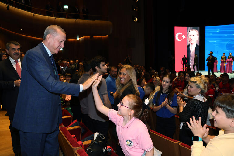 Cumhurbaşkanı Erdoğan: Saatlik ek ders ücretlerinde yaklaşık yüzde 25 oranında ilave bir artışa gidiyoruz