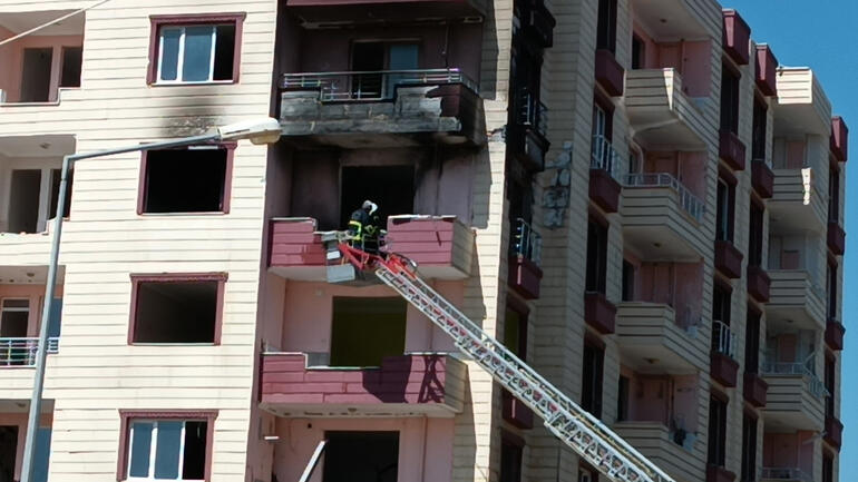Gaziantepte ağır hasarlı binada yangın