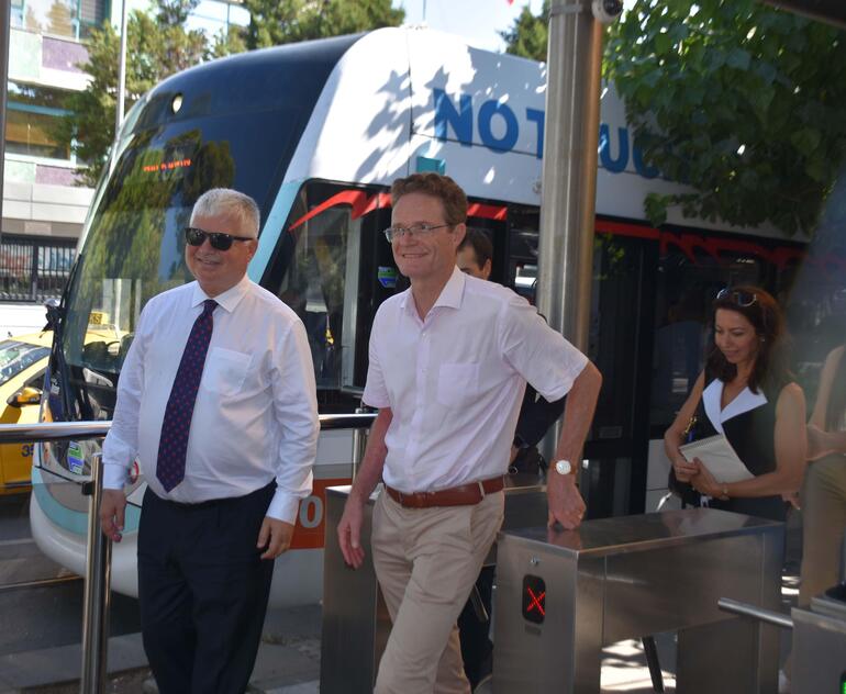Büyükelçi Landrut, Avrupa Hareketlilik Haftası kapsamında İzmirde toplu ulaşımı kullandı